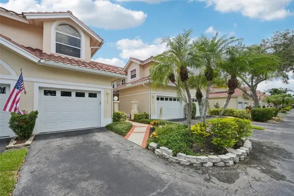 Property Slideshow image 2 of 42 | 5588 golf pointe dr # 1, Sarasota, FL, 34243