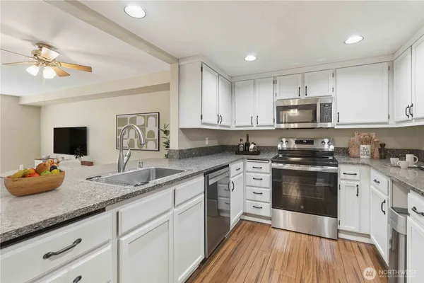 Property Slideshow image 3 of 33 | 3941 226th pl 103, Issaquah, WA, 98029