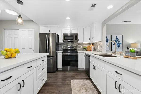 Property Slideshow image 3 of 39 | 4081 224th ln 306, Issaquah, WA, 98029