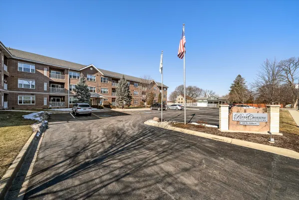 Property Slideshow image 2 of 25 | 10 n gilbert st 314, South Elgin, IL, 60177