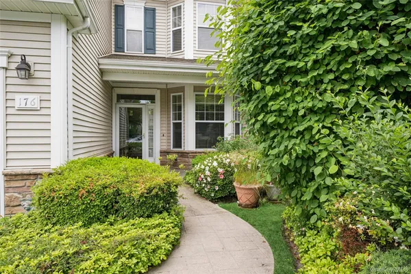 Property Slideshow image 2 of 24 | 176 melody ct, Brookhaven, NY, 11941