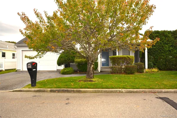 Property Slideshow image 2 of 25 | 1 willow ct, Manorville, NY, 11949