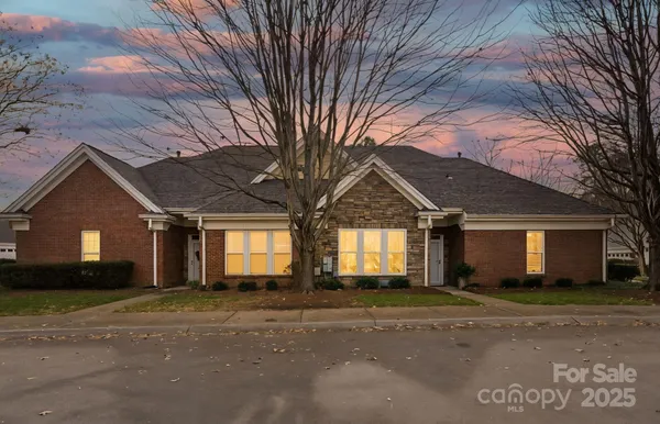 Property Slideshow image 2 of 25 | 10831 casetta dr, Matthews, NC, 28105