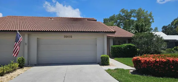 Property Slideshow image 3 of 46 | 3902 wilshire dr 98, Sarasota, FL, 34238