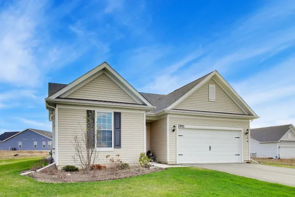 Property Slideshow image 2 of 22 | 2911 briargate dr, Lindenhurst, IL, 60046