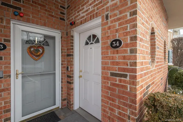 Property Slideshow image 2 of 25 | 34 sarah ct, Amityville, NY, 11701