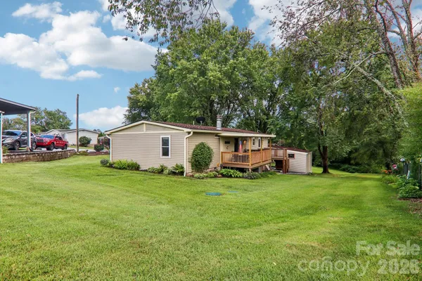Property Slideshow image 3 of 44 | 305 meadowbrook ct, Hendersonville, NC, 28792