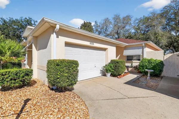 Property Slideshow image 2 of 26 | 1025 avalon ave, Lady Lake, FL, 32159