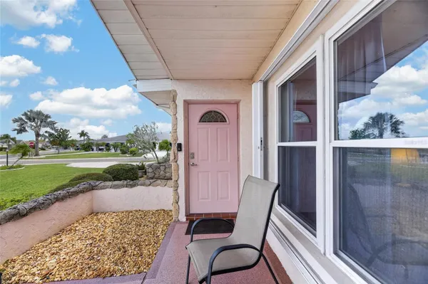 Property Slideshow image 3 of 36 | 907 bluewater dr, Sun City Center, FL, 33573