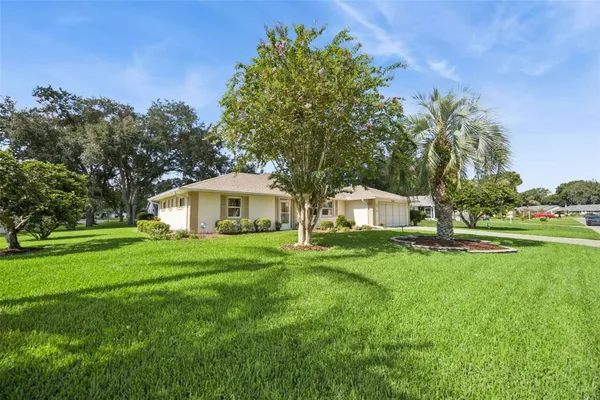 Property Slideshow image 3 of 94 | 26920 racquet cir, Leesburg, FL, 34748