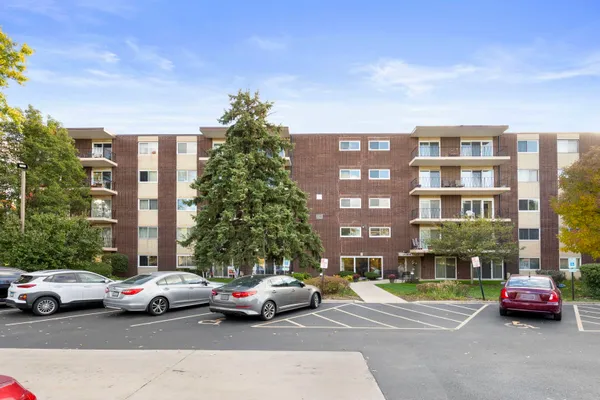 Property Slideshow image 2 of 15 | 5300 walnut ave 18e, Downers Grove, IL, 60515