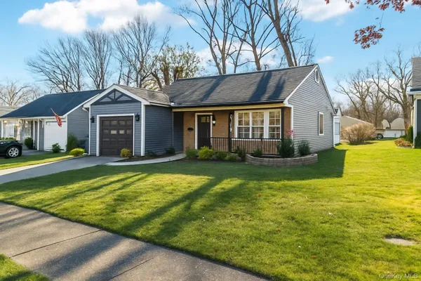 Property Slideshow image 3 of 26 | 195 canterbury dr, Ridge, NY, 11961