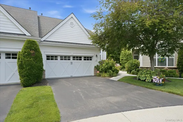 Property Slideshow image 2 of 25 | 78 ballad ct, Brookhaven, NY, 11941