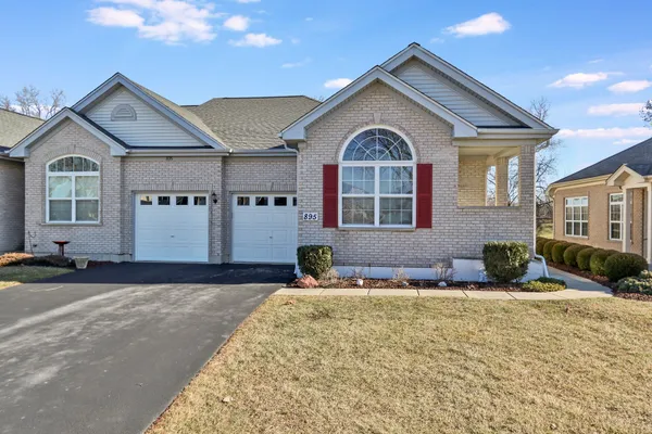 Property Slideshow image 2 of 26 | 895 eineke blvd, Algonquin, IL, 60102