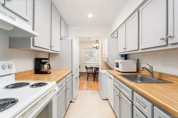 Property Slideshow image 3 of 33 | 506 drew dr, Smithtown, NY, 11780