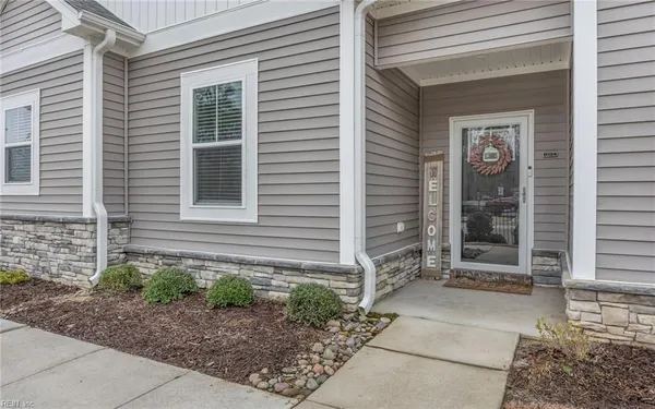 Property Slideshow image 2 of 40 | 1301 acadian dr d, Suffolk, VA, 23434