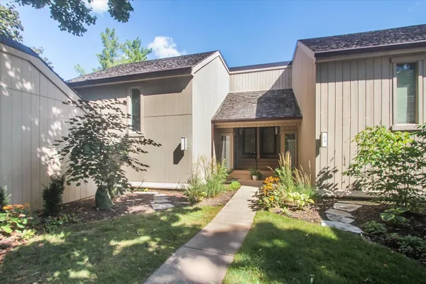 Property Slideshow image 2 of 32 | 78a foxwood ln # m169, Lake Barrington, IL, 60010