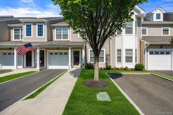 Property Slideshow image 3 of 38 | 37 halley dr 17, Brookhaven, NY, 11772