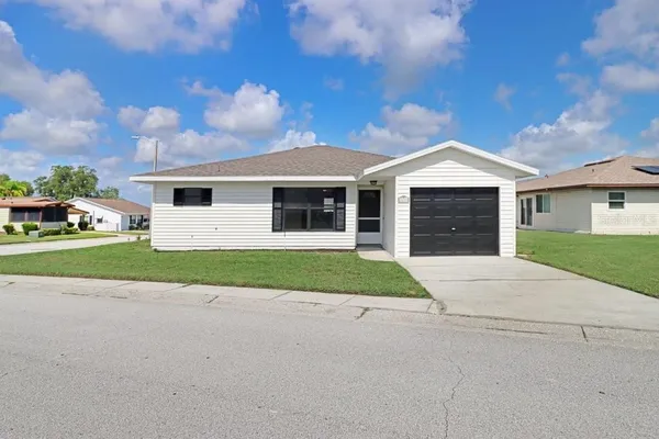 Property Slideshow image 2 of 42 | 3250 pebble bend dr, Lakeland, FL, 33810