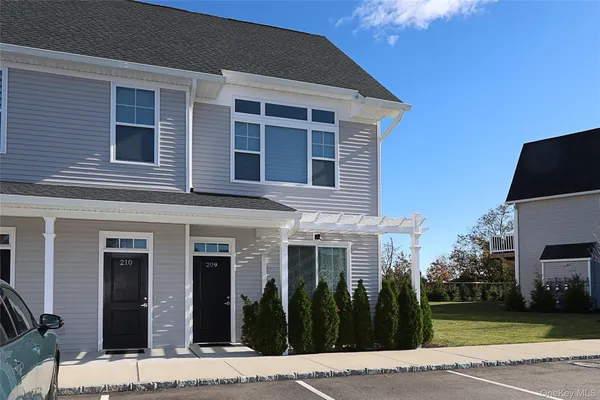 Property Slideshow image 2 of 29 | 209 breton way, Glen Cove, NY, 11542