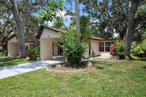 Property Slideshow image 2 of 25 | 2227 circlewood dr # 52, Sarasota, FL, 34231