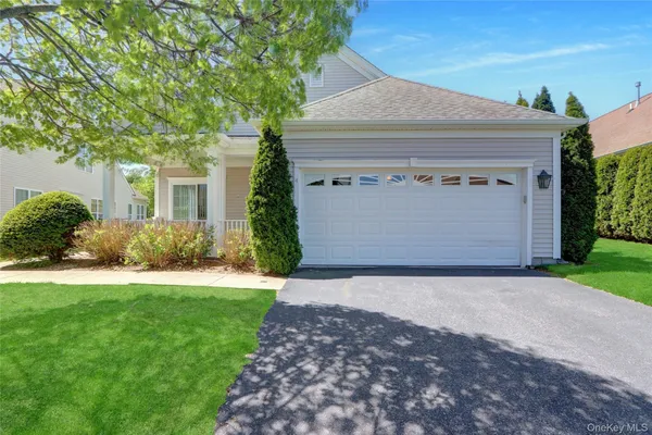 Property Slideshow image 2 of 40 | 4 oakhurst ct, Mount Sinai, NY, 11766