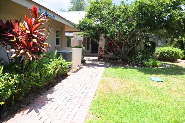Property Slideshow image 2 of 26 | 4820 kestral park cir 18, Sarasota, FL, 34231