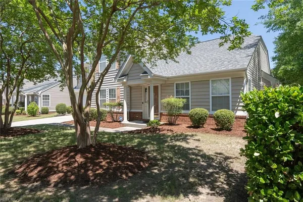 Property Slideshow image 2 of 28 | 808 monroe ct, Chesapeake, VA, 23320