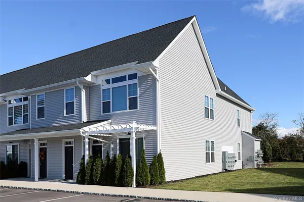 Property Slideshow image 3 of 29 | 209 breton way, Glen Cove, NY, 11542