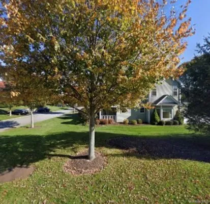 Property Slideshow image 2 of 22 | 47 stoneleigh dr, Riverhead, NY, 11901