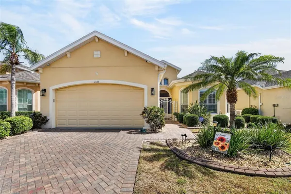 Property Slideshow image 2 of 81 | 1525 emerald dunes dr, Sun City Center, FL, 33573