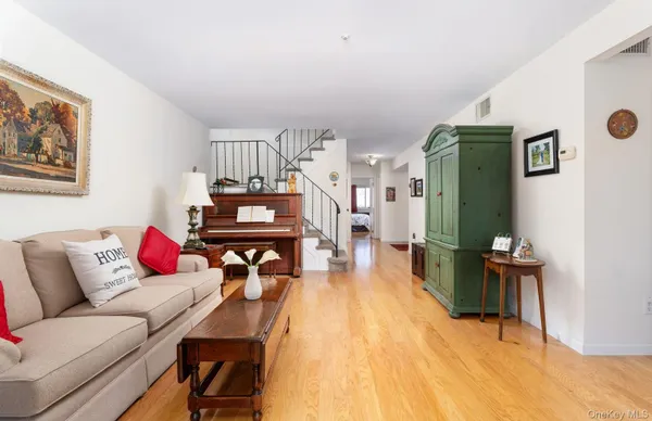 Property Slideshow image 3 of 33 | 506 drew dr, Smithtown, NY, 11780