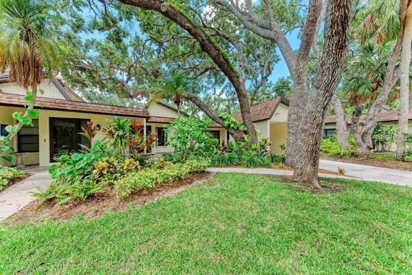Property Slideshow image 3 of 31 | 2237 circlewood dr 18, Sarasota, FL, 34231