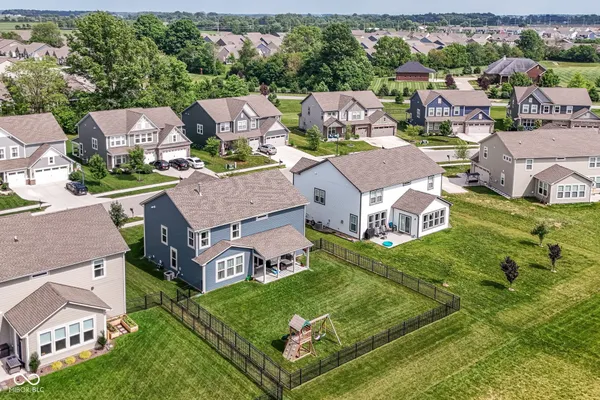Property Slideshow image 2 of 39 | 9686 ridgecrest ln, Mccordsville, IN, 46055