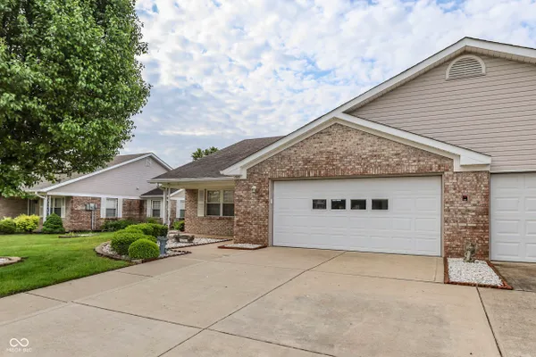 Property Slideshow image 3 of 36 | 7915 park ward pl, Indianapolis, IN, 46259