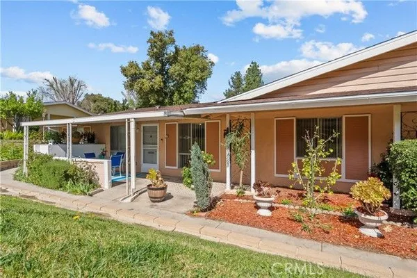 Property Slideshow image 2 of 36 | 19156 avenue of the oaks b, Newhall, CA, 91321