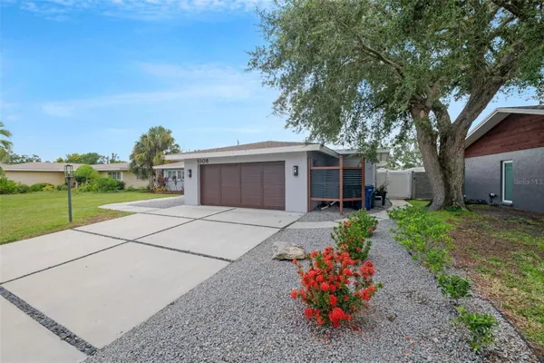 Property Slideshow image 3 of 17 | 5108 medalist rd, Sarasota, FL, 34243