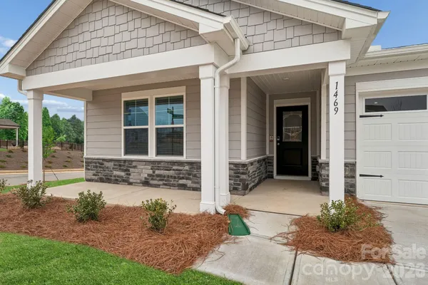 Property Slideshow image 3 of 48 | 1469 ardmore dr, Sherrills Ford, NC, 28673