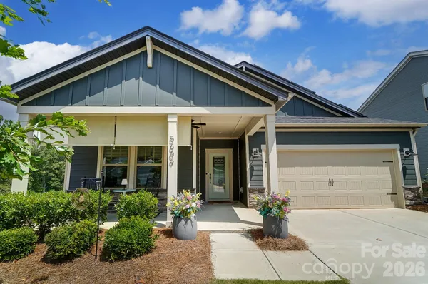 Property Slideshow image 2 of 24 | 5609 lavaux ct, Charlotte, NC, 28214