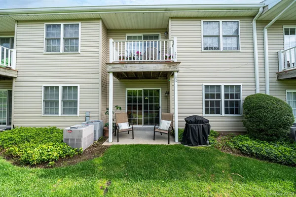 Property Slideshow image 2 of 24 | 1053 savoy dr, Huntington, NY, 11747