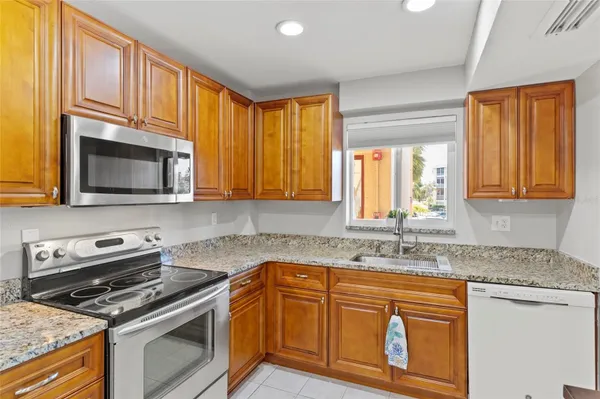 Property Slideshow image 3 of 22 | 3873 lake bayshore dr 201, Bradenton, FL, 34205