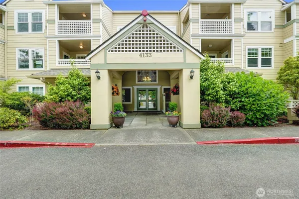 Property Slideshow image 2 of 35 | 4133 224 ln 209, Issaquah, WA, 98029