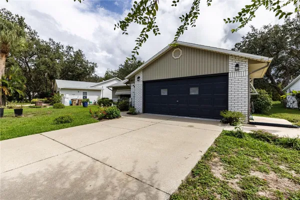 Property Slideshow image 2 of 33 | 803 dundee cir, Leesburg, FL, 34788