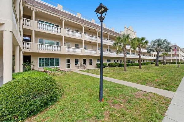 Property Slideshow image 2 of 62 | 2170 americus blvd 58, Clearwater, FL, 33763