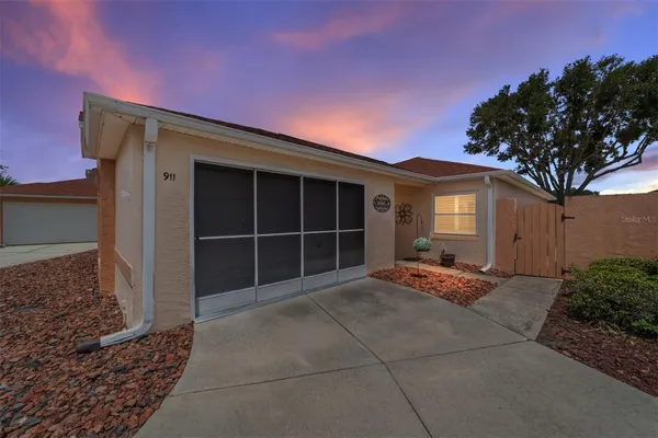 Property Slideshow image 2 of 49 | 911 medira dr, Lady Lake, FL, 32159