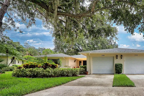 Property Slideshow image 2 of 77 | 7149 fairway bend cir, Sarasota, FL, 34243