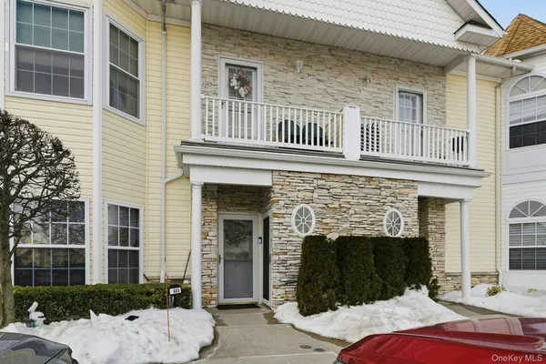 Property Slideshow image 2 of 24 | 604 narragansett villas dr, Babylon, NY, 11757