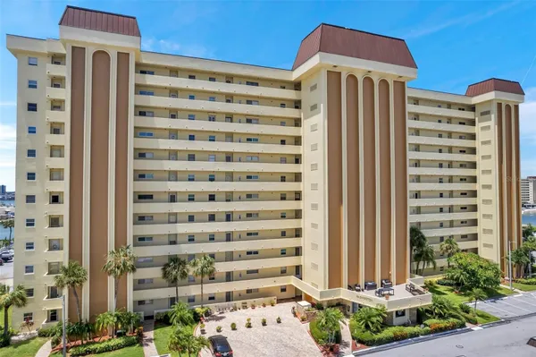 Property Slideshow image 2 of 70 | 4550 cove cir apt 303, St Petersburg, FL, 33708