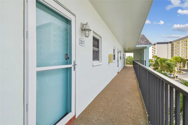 Property Slideshow image 3 of 59 | 8 glencoe pl 307, Dunedin, FL, 34698