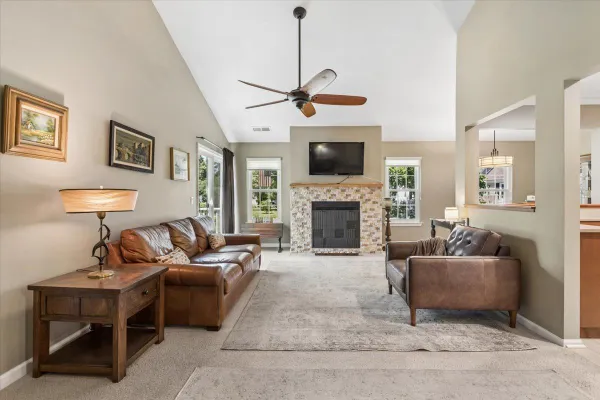 Property Slideshow image 2 of 20 | 616 edinburgh ln b, Prospect Heights, IL, 60070